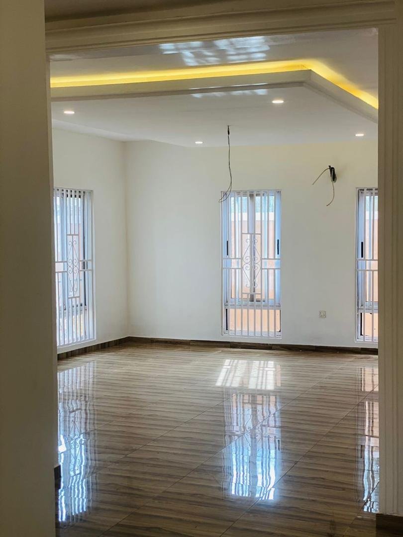 7 bedrooms for sale At Tema Community 25 going for $350.000